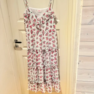 Blommig klänning  - Blommig vadlång klänning, perfekt för sommaren. Oanvänd. Stl XL