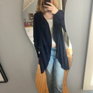 Mörkblå kofta  - Säljer en jätte fin mörkblå kofta från Old Navy. Koftan har en öppen design med långa ärmar och ett mjukt material som ger en bekväm passform. 