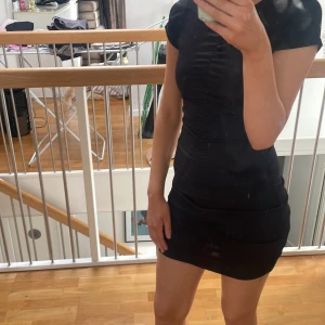 Svart kortklänning - Säker denn klänning från hm eftersom jag har tröttnat på den