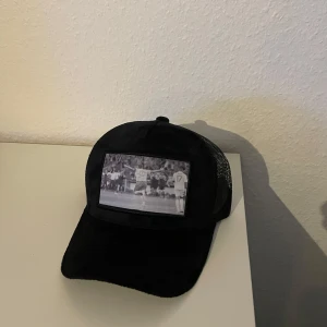 Velvet keps Zlatan  - Svart velvet keps med en bild på Zlatan efter sitt ikoniska mål mot Frankrike i EM 2012. Justerbar i storlek. Helt ny, aldrig använd. Pris kan diskuteras. 