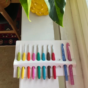 Easy Touch Virknålset från Hobbii - Säljer ett färgglatt virknålset från Hobbii med olika storlekar. Setet innehåller virknålar i storlekar från 2.0 mm till 12 mm, med bekväma handtag i olika färger. Perfekt för alla dina virkprojekt!🌈   Obs! Nålarna är inte helt placerade efter storleksordning som på förpackningen. Det två större virknålarna är i storlek 10mm och 12mm