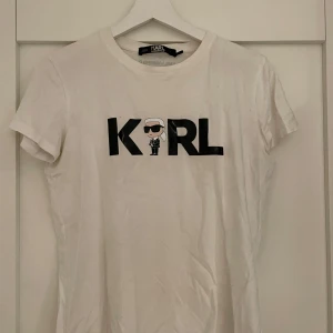 Karl Lagerfeld  - Säljer min Karl Lagerfeld tröja köpt på nk. 
