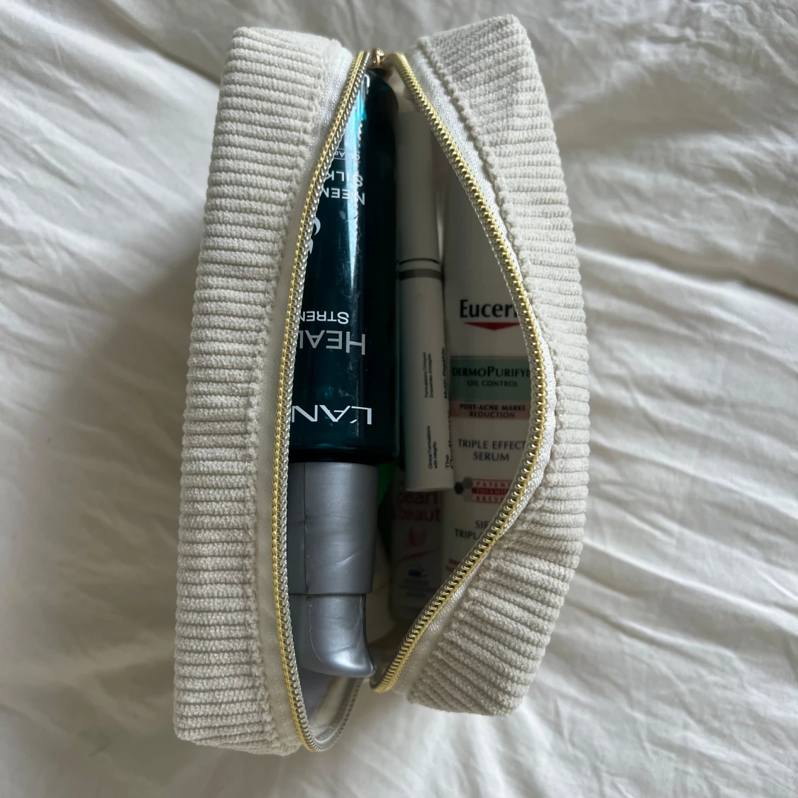 Vit necessär med broderade initialer - 2