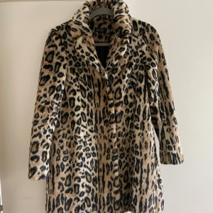 Leopardmönstrad pälsjacka från Topshop - Snygg leopardmönstrad pälsjacka från Topshop i storlek 36. 