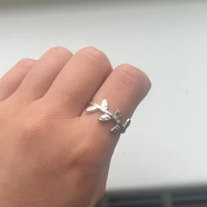 Silverfärgad ring med lövmotiv - Skit snygg silvrig ring tyvärr använder inte jag silver längre.