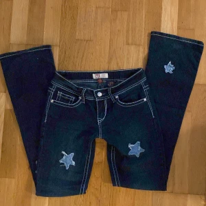 jeans med stjärnor  - Snygga mörkblå lågmidjade bootcut jeans med stjärnor på. Jeansen är i skorlek s och jag är 158cm. Om ni har frågor så är det bara att skicka ett meddelande💕