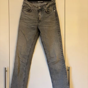 Grå jeans från Zara - grå mid waist jeans från zara, slits på sidorna längst ner. Dem är lite korta för mig som är 170cm. 