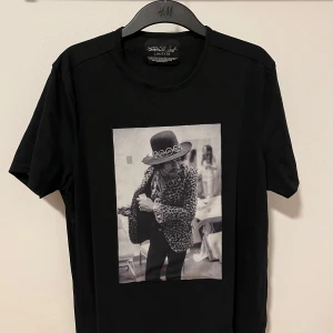 Limitato T-Shirt - Snygg svart t-shirt från Limitato med Jimi Hendrix tryck. Den är i mycket bra skick. Priset kan diskuteras 