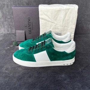 Valentino Flycrew Grön | 41 ✅ - Storlek: 41 Skick: Mycket bra skick. (Endast testade förutom liten fläck se bild 3) Tillbehör: Box, dustbag, extrasnören och kort (orginal) Denna modell är stor i storleken. Vi rekommenderar därför att gå ned 0,5-1 storlek.