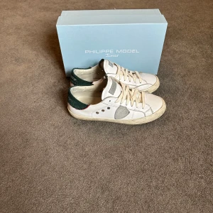 Philippe model strl 38 (39) - Tja säljer nu mina riktigt feta philippe model i storlek 38 fits 39| 💵| Box ingår och kvaliten är riktigt bra! Kom gärna med prisförslag eller funderingar!😄