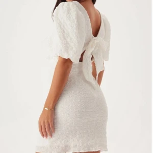 Vit klänning med knyt och puffärmar - Oanvänd klänning från Bubbleroom i storlek S. Testad men ej använd! Superfin klänning🤩