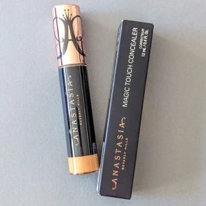 Anastasia Beverly Hills Concealer - Säljer min concealer ifrån Anastasia i färgen ”4” då den inte är rätt färg för mig. Är öppnad och testad en gång. 