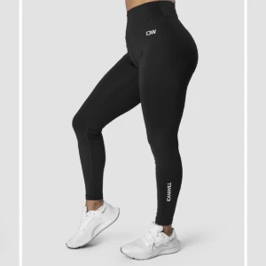 Svarta leggings från ICANIWILL - Snygga svarta leggings från ICANIWILL med hög midja och logga på benet. Även med scrunch. Perfekta för träning med en tight passform som ger bra stöd. Tillverkade i ett stretchigt syntetmaterial för maximal komfort och rörelsefrihet.