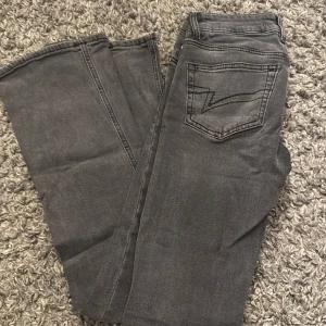 Gråa lågmidajde jeans  - De är lågmidjade och utsvängda. Lite korta för mig som är 170cm. Inga skador