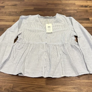 Blus från Only, Ny med prislapp, M, Blå och Vit - Supersöt randig blå och vit blus från Only med prislapp kvar!! Endast provad🤍 Säljes pga att returtiden gick ut. Storlek M men passar även storlek S för en lite mer luftig look. Skickas snabbt!! Ordinarie pris 300 kr. 