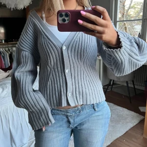 Grå ribbad kofta - Säljer en fin ribbad kofta ifrån hm❣️lånade bilder!!! skriv för egna, den är en storlek mindre än den på bilden 🥰