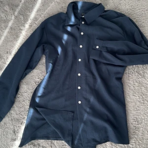 Skjorta - Fina skjortor i bra skick. Marinblåa skojrta med slits på sidorna, strl S, 99kr. Svart knytakjorta strl M, 49kr. Grön skjorta med slits på sidorna strl M 39kr