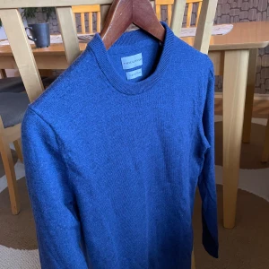 Blå tröja från These Glory Days - Säljer denna snygga blåa/mörkblåa tröja från These Glory Days i Superior Merino ull. Den är i nyskick endast använd fåtal gånger, inga defekter! Nypris 900kr på volt, mitt pris 299kr! Hör av dig om du är interesserad, priset är ej hugget i sten!