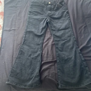 Svarta bootcut jeans  - Snygga svarta bootcut jeans från Shein i storlek 10Y. De har en klassisk femficksdesign och är tillverkade i ett bekvämt material som ger en skön passform. Perfekta för en trendig look!