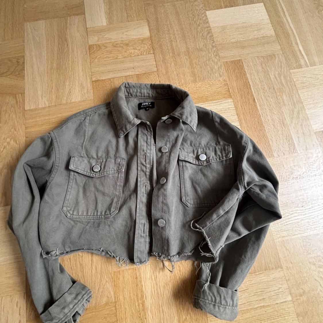 Grå croppad jacka med fransar - 1