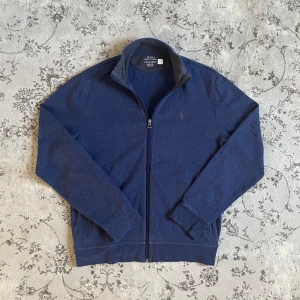 Ralph lauren fullzip - Säljer en stilren blå tröja från Polo Ralph Lauren i nyskick⭐️Storlek S passar S! Nypris= 2500kr! Hör gärna av er om ni har funderingar!!🙌