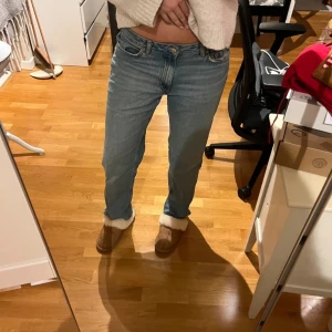 Blå jeans - Snygga blå jeans med en klassisk design. Low waist straight leg ifrån Gina tricot i 38! Knappt använda. I mellanblå färgen 