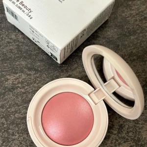 Rouge från Rare Beauty - Säljer min blush ifrån Rare Beauty i färgen ”Happy” 