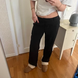 Svarta byxor - Snygga svarta byxor med en klassisk design. De har en normal passform och är perfekta för en stilren look. Byxorna är lowaistoch passar bra till olika tillfällen. Står inte storlek men utgå från att jag normalt är en S/M!