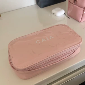 Rosa necessär från CAIA - Necessär 