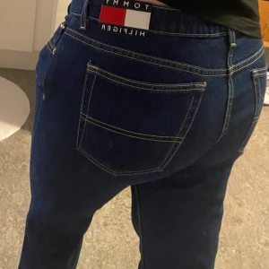Blåa vintage jeans från Tommy Hilfiger - Snygga blå vintage jeans från Tommy Hilfiger med klassisk design. De har en rak passform och är tillverkade i 100% bomull. Storlek 15/32💙
