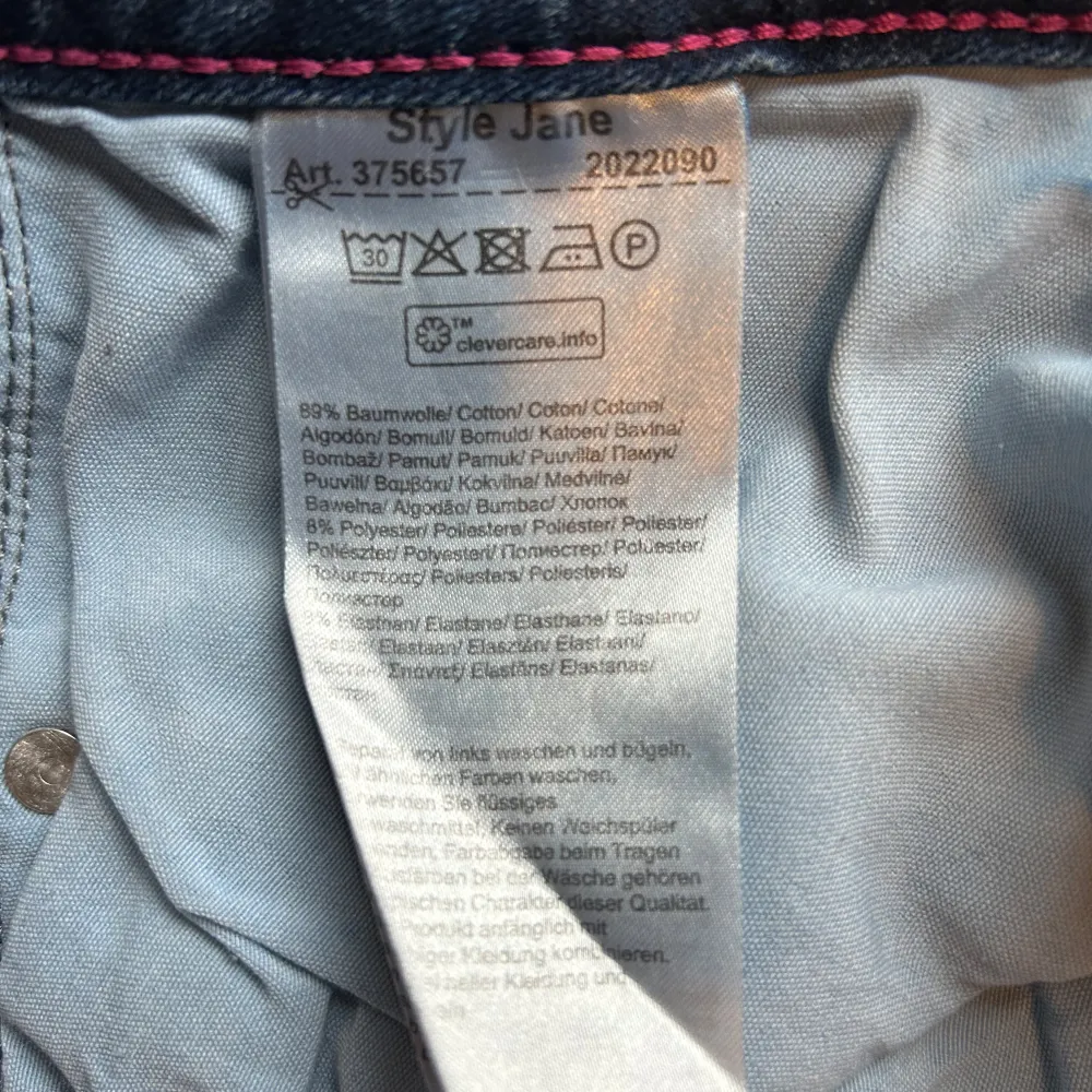 Snygga blå jeans från Street One i modellen 'Jane'. De har en klassisk femficksdesign och en bekväm passform. Perfekta för en avslappnad stil.. Farkut & Housut.
