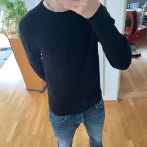 Morris Merino finstickad tröja - Säljer en sjukt fet mörkgrön Merino ull tröja från Morris. Tröjan är i mycket bra skick och därav inga defekter eller slitningar och den sitter sitter i strl M . Den är ribon/kabelstickad och är även i materialet Merino ull. Nypris ligger på 1699 och hör gärna av er vid frågor eller funderingar!!