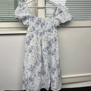Blommig klänning - Säljer denna jättesöta klänningen ifrån H&M i ett blått blommigt material💓Den är i nyskick med lappar kvar och finns inte längre till salu😇Nypris är 249kr💓