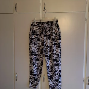 Tunna sommarbyxor  - Säljer ett par mönstrade tunna byxor från Hailys i storlek L men är små i storlek och skulle nog passa M. Det har resår och snörning i midjan. Byxan är 3/4 lång (trekvartslånga). De har ett veck nertill på ena benet vilket man kan se på sista bilden. 