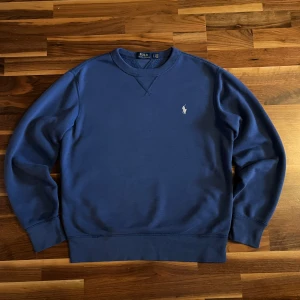 Blå sweatshirt från Polo Ralph Lauren - Säljer en stilren blå sweatshirt från Polo Ralph Lauren med det klassiska broderade logotypen på bröstet. Nypris 1700💸.                                       Pris kan diskuteras vid snabb affär ✅🔥