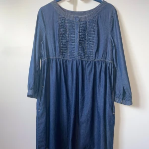 Blå jeansklänning från MINGEL jeans - Säljer en snygg blå jeansklänning från MINGEL jeans. Klänningen har trekvartsärmar och knappar framtill med fina sömnadsdetaljer. Använd ett fåtal gånger! 