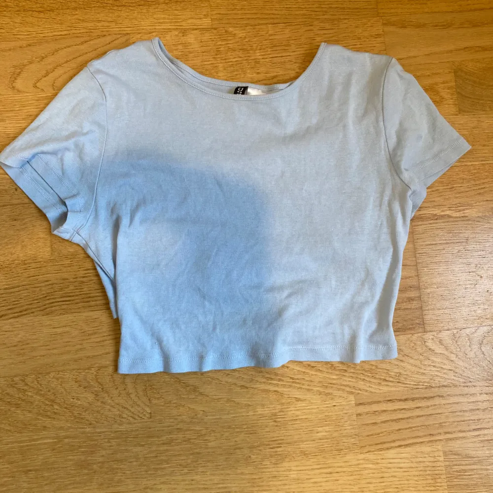 Säljer denna fina tshirt med knytning i ryggen. Det finns en liten sminkfläck vilket visas på bild 4 men det är inget man tänker på. Storlek M men skulle säga att den passar xs. Yläosat.
