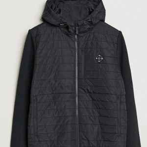 J.Lindeberg cardigan jacka med huva/luva - Snygg cardigan, perfekt för kyligare dagar nu på vintern samt vår och höst. Jackan är i gott skick och väl omhändertagen. Nypris ca 3500