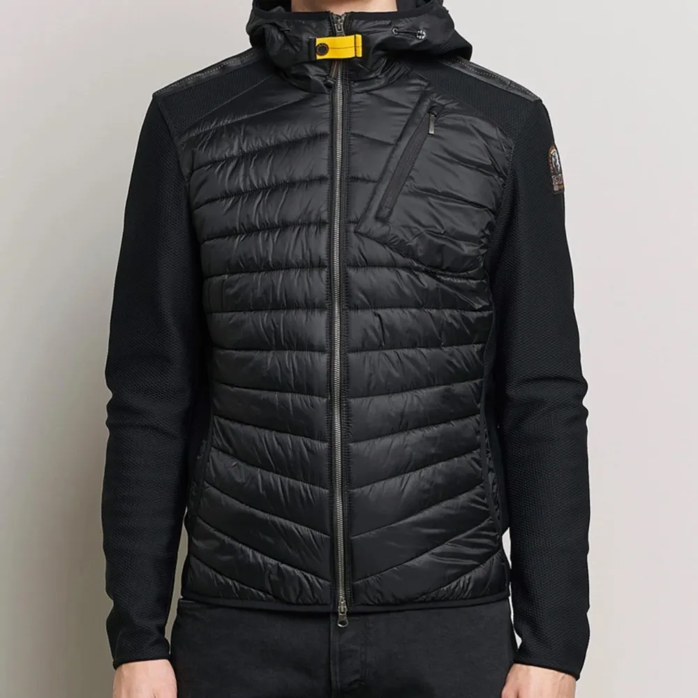 Säljer en svart Parajumpers jacka med quiltad design och dragkedja. Den har en bröstficka med dragkedja och ett märke på ärmen. Perfekt för våren som är runt hörnet. Ny pris ligger på 4500kr idag.. Takit.