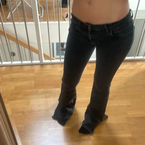 Only jenas  - Lågmidjade only jenas med slit är i storlek 28/36