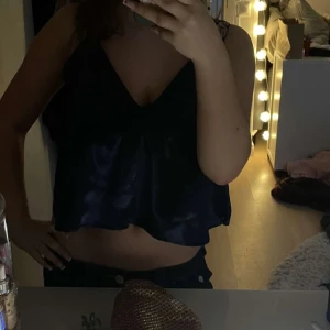 Silke topp  - Kommer ej till användning❤️❤️Står ingen storlek och köpte i Grekland!!