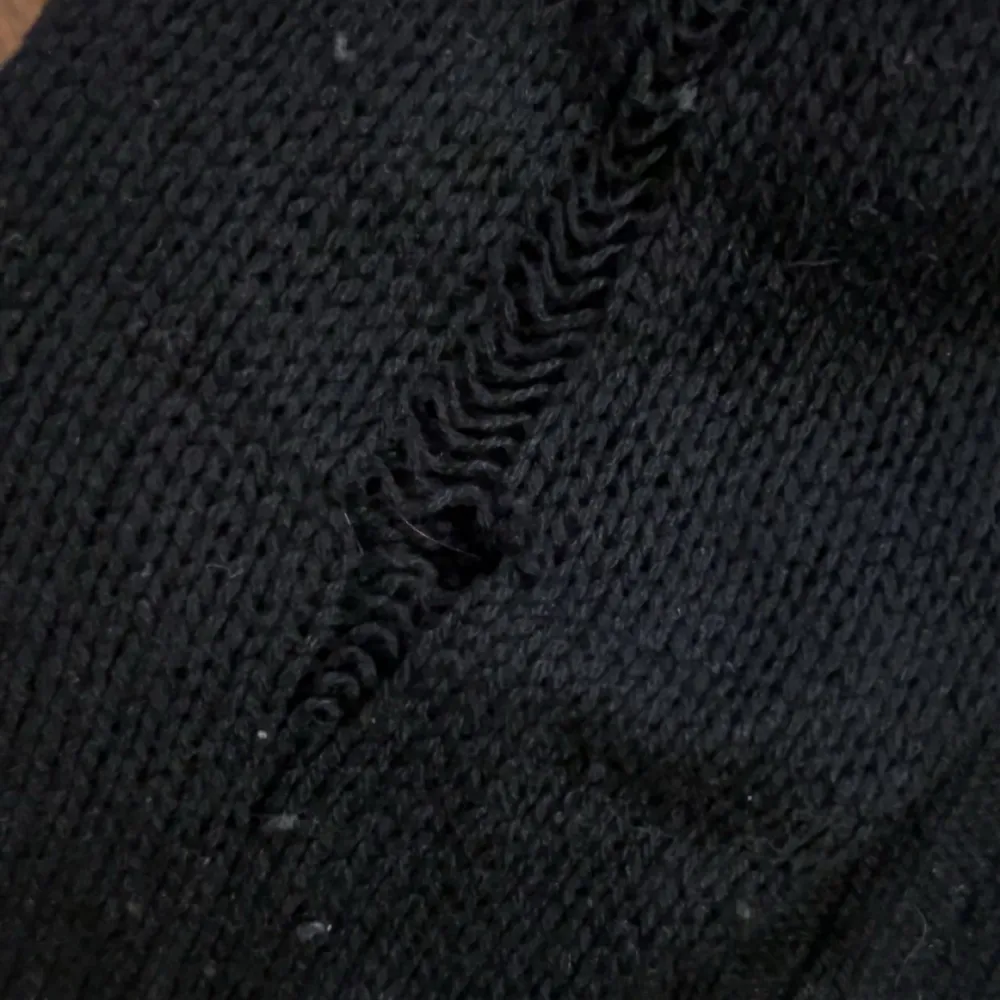 Svart Cashmir hoodie från From Future. Så fin men får inte så mycket användning av längre. Köpte på Plick för 1000kr för ca 1 år sedan. Tyvärr ett litet hål vid armbågen men antingen kan lagas enkelt eller lappa för.. Neuletakit & Villapaidat.