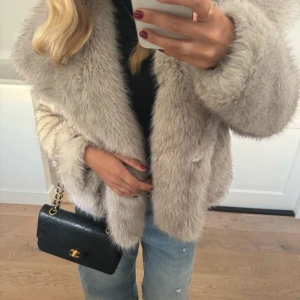 Beige pälsjacka - Säljer en fluffig jacka, då den inte har kommit till nångon användning. Den är köpt denna höst och passar i storleken small och medium. Jackan har en mjuk och lyxig känsla. Bilderna är lite dåliga men hör av dig om du är intresserad, tveka inte!💕💕💕