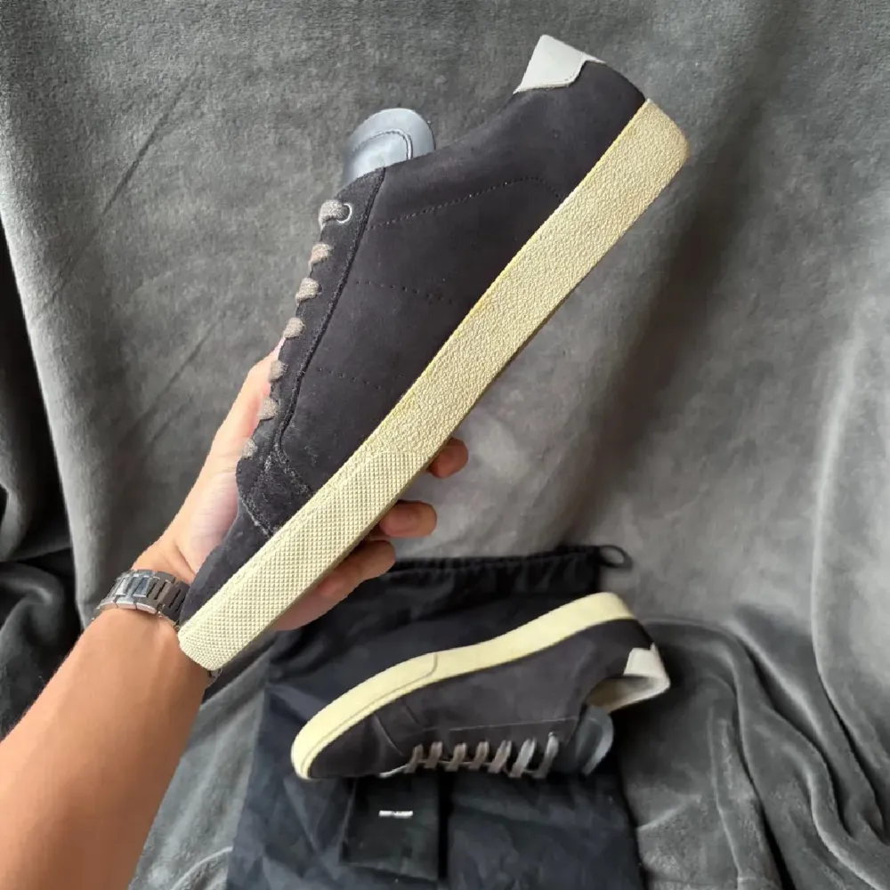 Tjenare sĂ€ljer mina feta ysl pjuksđ€© | 45 men passar som 44 | Tillkommer: dust bag, o dust bag till extra skosnören | SjĂ€lvklart Ă€kta â
| Skriv fö flera bilder đ| mycket bra skick | sĂ€nker pris vid snabb affĂ€r |. KengĂ€t.