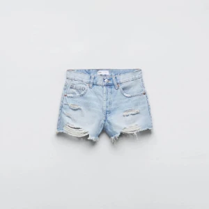 Ljusa jeansshorts med slitningar - Snygga ljusa jeansshorts från Zara med coola slitningar och fransiga kanter. De har en klassisk femficksdesign. Perfekta för en avslappnad sommarlook!