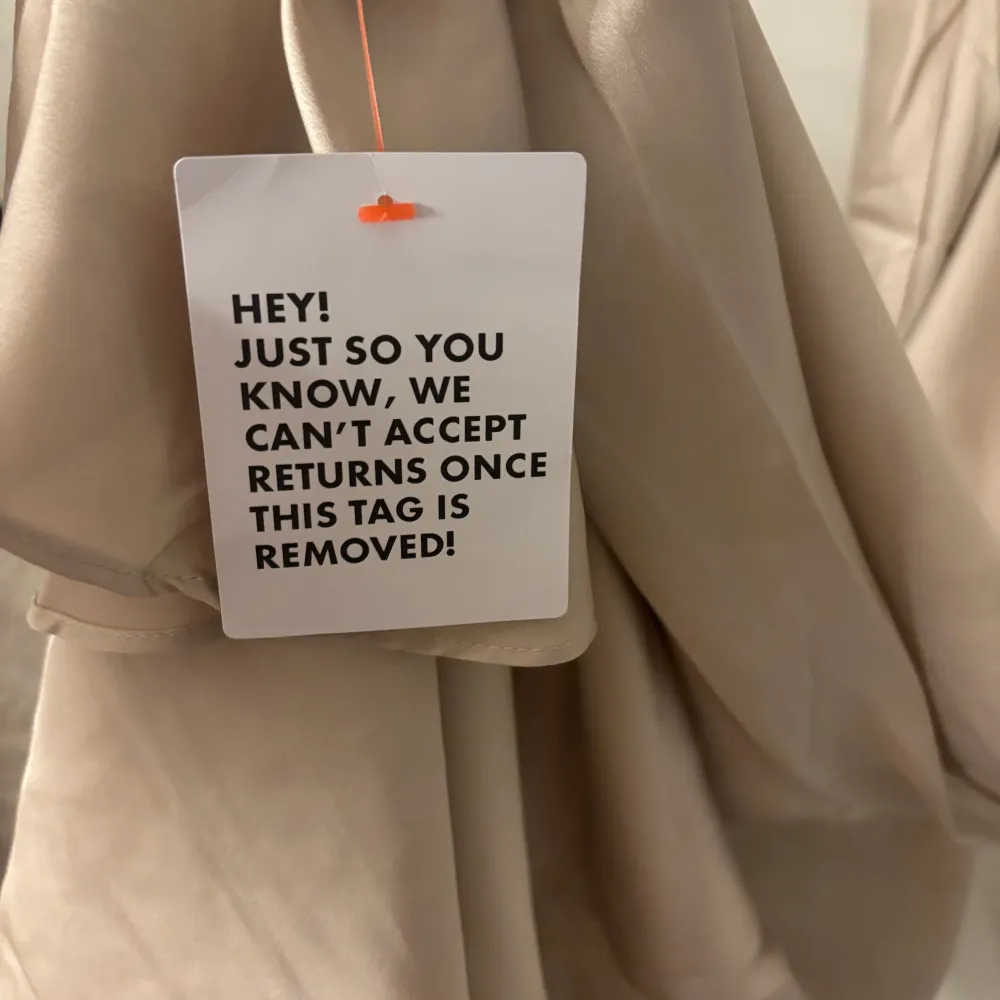 Champagne färgad balklänning köpt från ASOS DESIGN. Original pris: 1 569kr. Färgen heter Oyster och materialet är i satin. Aldrig använts bara testat! Prislapp kvar! . Mekot.