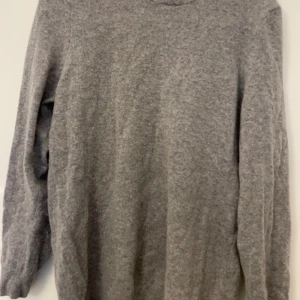 Zara bomulls tröja - Zara grå bomulls tröja säljer billigt
