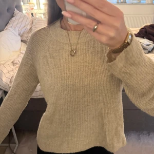 Beige stickad tröja - Säljer en mysig beige stickad tröja i strl S ifrån Pieces! Använd fåtal gånger💗