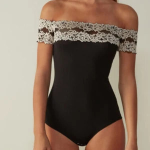 Svart offshoulder bodysuit med spetsdetaljer - Body från intimissimi. Nästan aldrig använd. 
