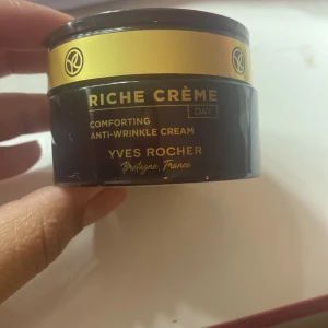 Riche Crème Dagkräm från Yves Rocher - Välgörande dagkräm mot rynkor från Yves Rocher. Denna Riche Crème är en komfortgivande anti-rynkkräm, perfekt för daglig användning. Tillverkad i Bretagne, Frankrike och kommer i en burk om 50 ml.Obs! Oöppnad och köpt för 449kr